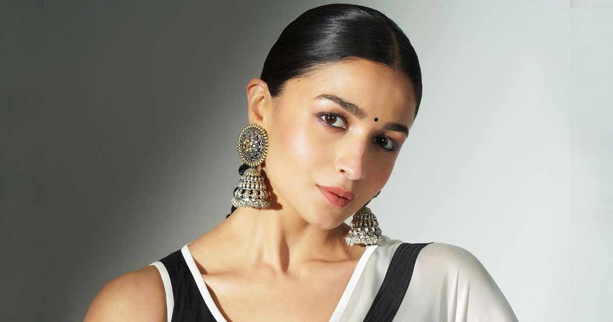 The Raazi trailer features three stills showcasing the chemistry between Alia Bhatt and Vicky Kaushal, which is expected to be a significant distraction in the film.