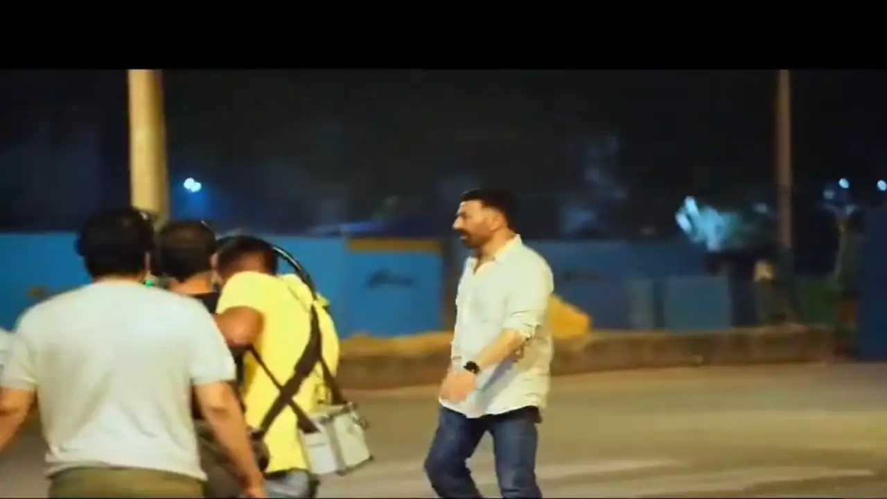 Sunny Deol’s alleged drunkness in a video causing internet shock has sparked ROFL comments, stating that “Bobby Ki Animal Zyada Kamai, Shock Lag Gaya.”