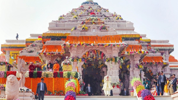 Ayodhya witnesses the Pran Pratishtha of Ram Mandir: Ayodhya residents enthusiastically approach a man resembling Virat Kohli, seeking selfies.Ayodhya witnesses the Pran Pratishtha of Ram Mandir: Ayodhya residents enthusiastically approach a man resembling Virat Kohli, seeking selfies…….
